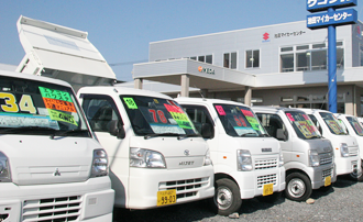 中古展示車が並ぶ池田マイカセンター